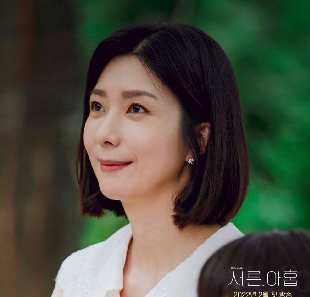 金智贤则饰演性格谨慎又母胎单身的百货公司化妆品专柜经理