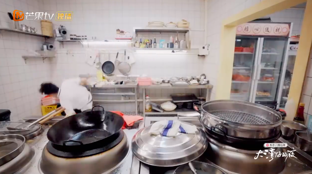 所幸的是张智霖还来得及用手来支撑身体，所以才没有跌伤脑袋或身体其他部位。