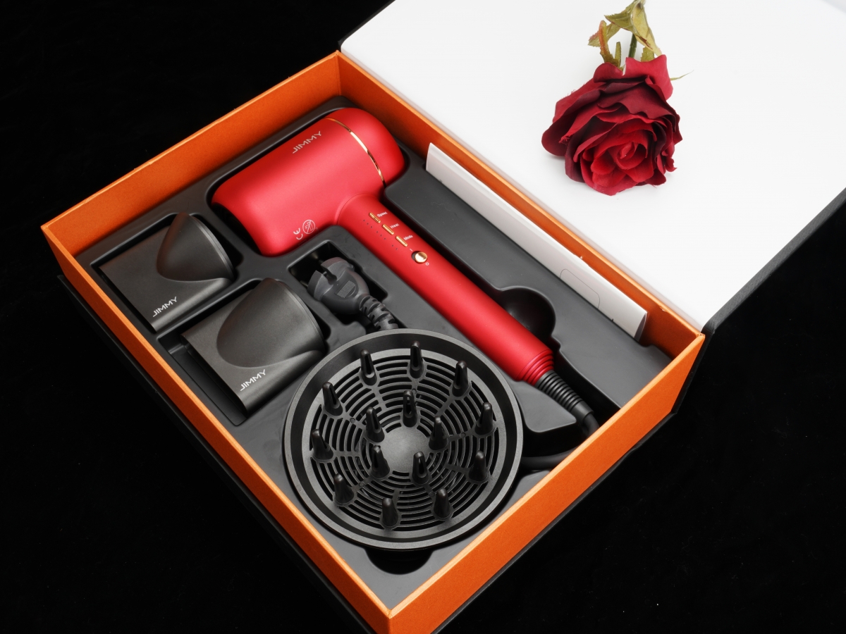 「JIMMY F6」超声波吹风机有着非常好看的正红色外表,单靠颜值就吸引无数少女!另外它也很轻巧不会感到重手,对于有着长发的女生来说,在吹头发的过程很容易会有手酸的不适感。但这款精致小巧的吹风机就能完美解决手酸问题啦~