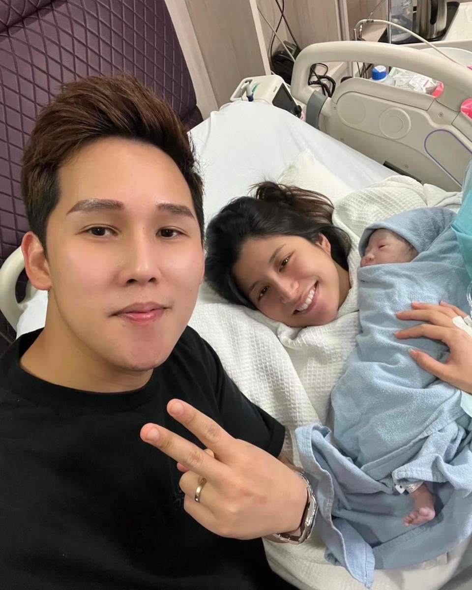 从Jeff的的贴文可以看出他是多么的珍惜疼爱梁马路这个小公主,他还很搞笑的说道「双眼皮厚厚的像妈妈 一样,帮老爸省下一笔钱。」