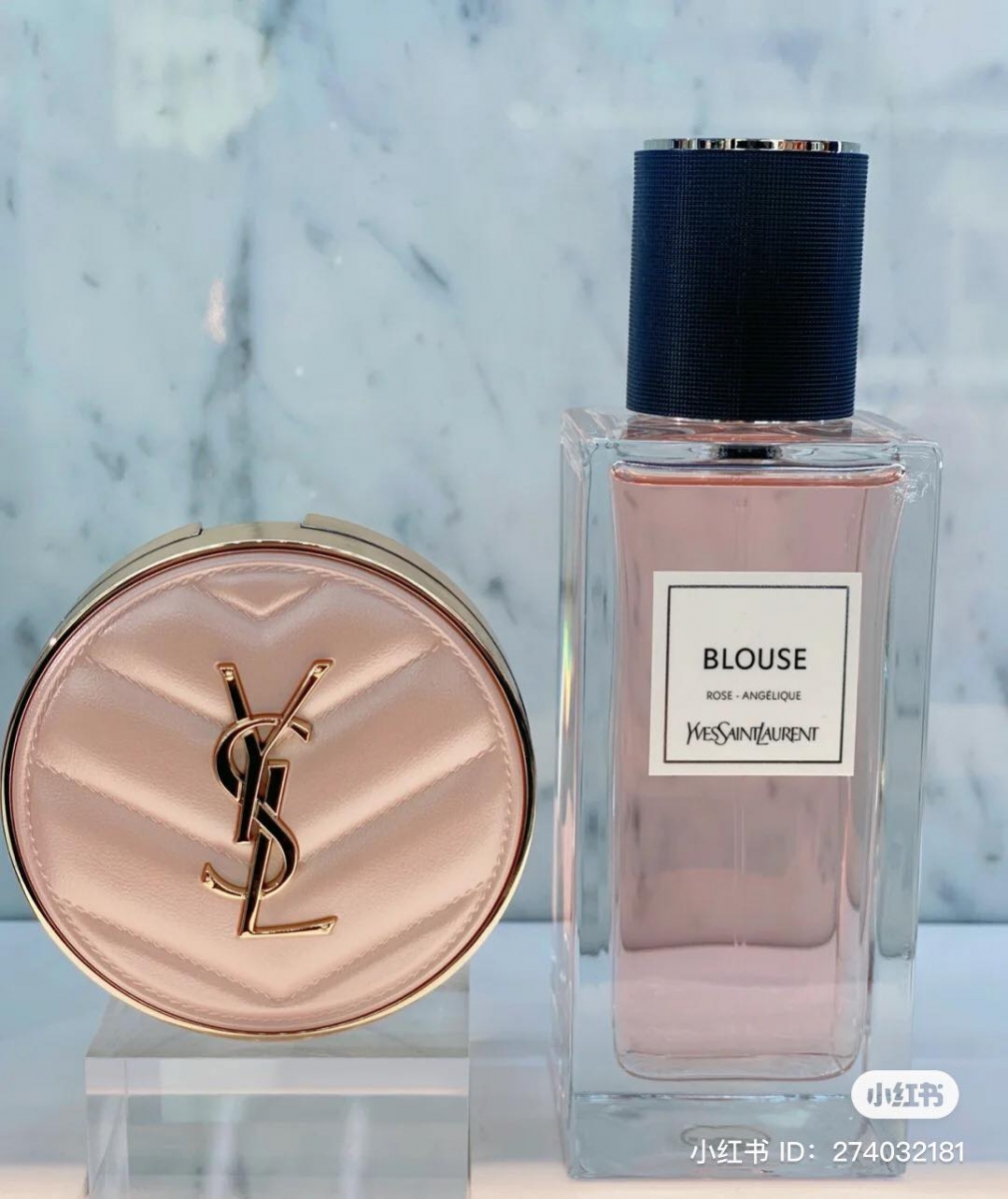 传说已久 YSL「珍珠粉」气垫确定在今年登场啦!YSL 沿用了圆形粉饼的设计,翻盖壳上的皮革也从经典黑换去「珍珠粉」配色,这个令人心动的颜值完全让少女心无法抗拒。