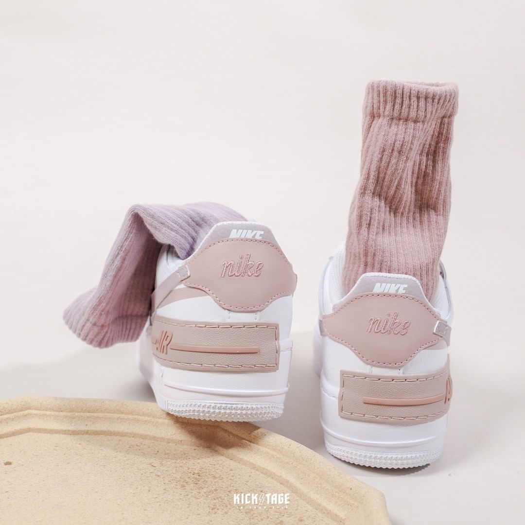 值得一体的是就连鞋后跟的标志也是用一针一线的精湛工艺所打造,手工非常细腻又精致,为整双鞋加分了不少。粉 X 紫撞色元素既唯美又梦幻,加上百搭的纯白鞋身,谁穿都会尽显甜美柔气的魅力。