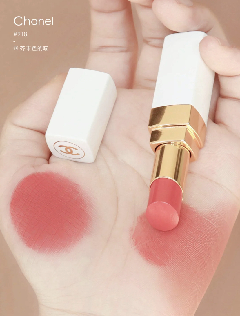 比较适合浅唇色的姐妹们使用，素颜涂可打造出粉嫩嫩的小红唇。