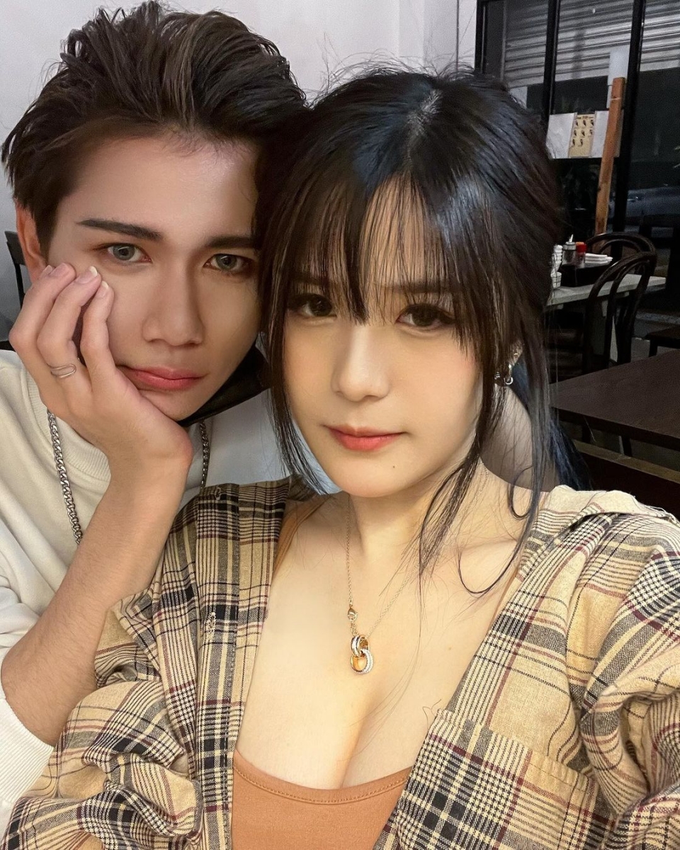 Jing En 日前在脸书上晒出一张和男闺蜜的亲密合照,两人脸贴脸超养眼,还配了一段文字表示男女之间真的有纯友谊看法:-