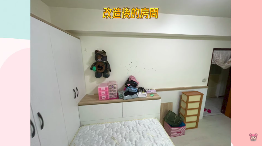 之前暗沉脏乱的房间,瞬间变得高级感满满,地板颜色看起来很温馨~