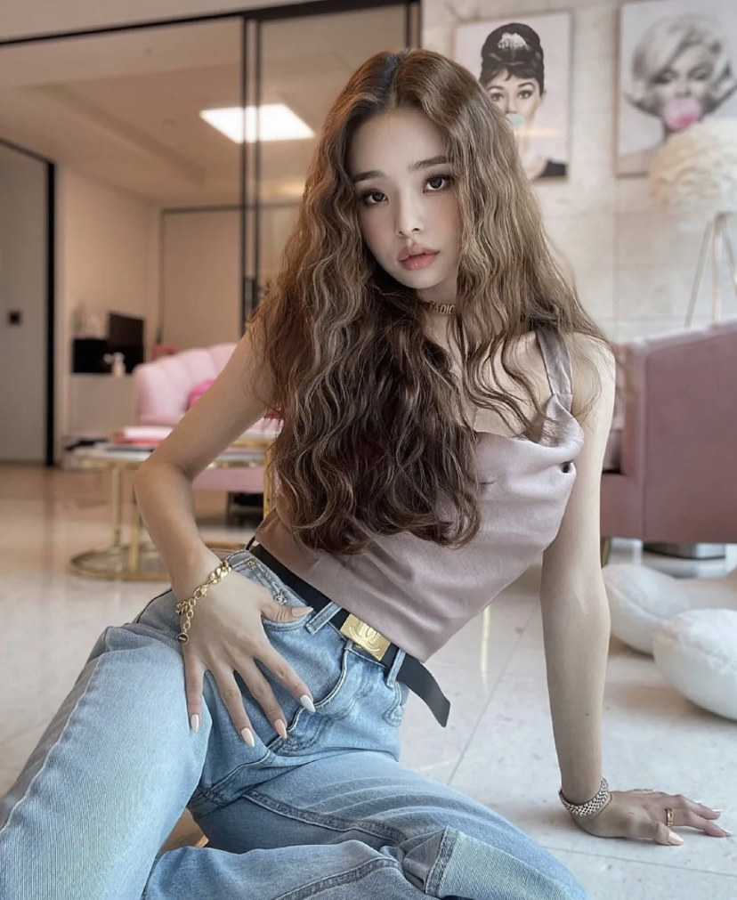 宋智雅是韩国很有名的YouTuber,在参与这个恋爱综艺节目之前已经受很多人关注。经常会在自己的频道上分享日常妆容、穿搭和Vlog等,本来已经有很多粉丝的她在这次的恋综上更圈粉!