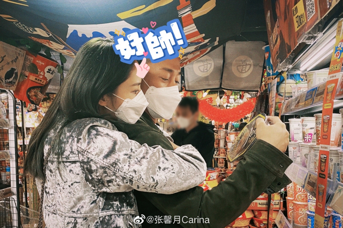 张馨月这个举止除了日常夸赞老公之外，也有可能是要用字图挡住了林峯的寸头造型