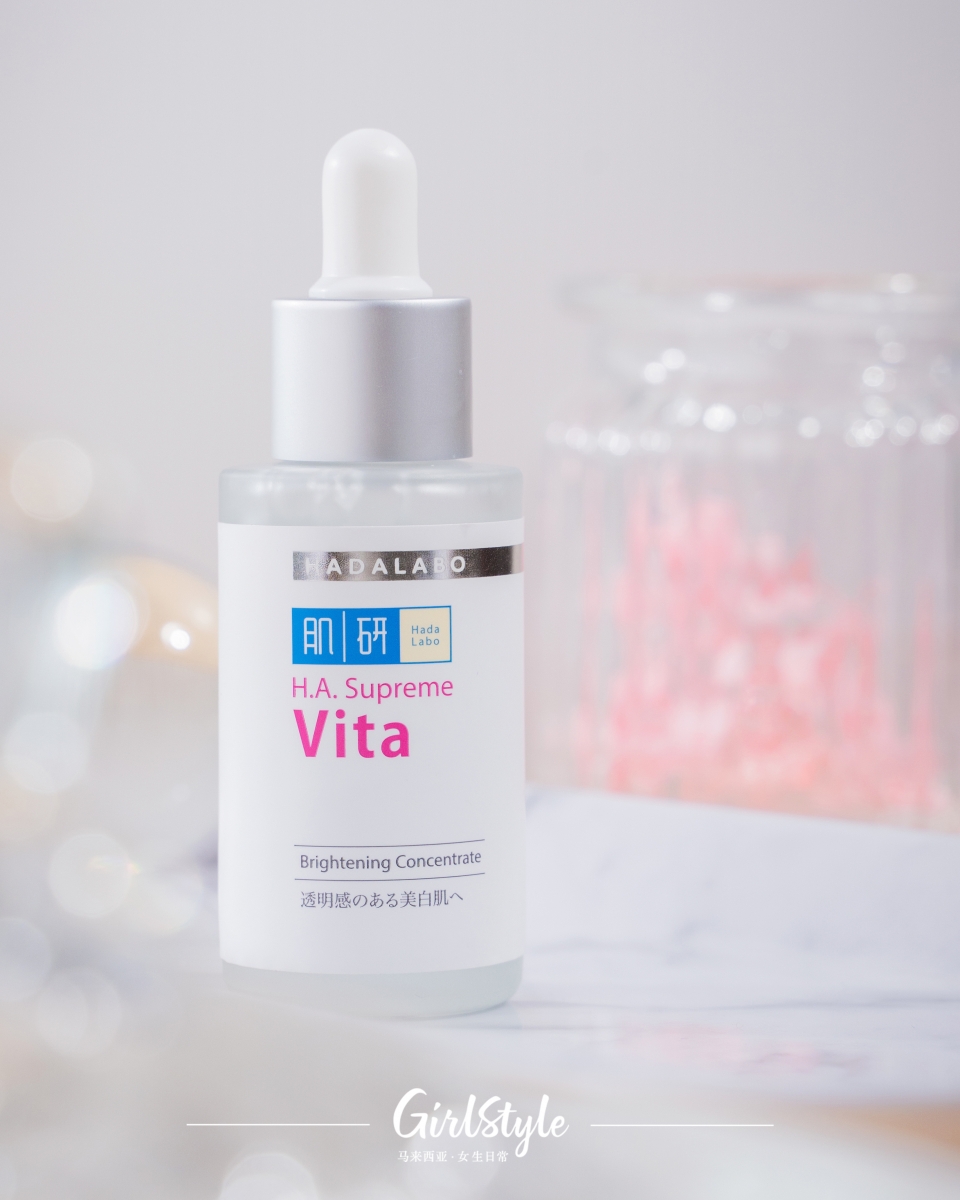 这款升级版亮肌净斑精华液有着美白针明星成分(含有5%烟酰胺、维生素B12、和4种透明质酸)有助美白淡斑,提亮暗沉肌肤打造自然光泽度。经过实验证明它有效淡化48%的黑斑和痘印,让脸上的瑕疵全都消失!