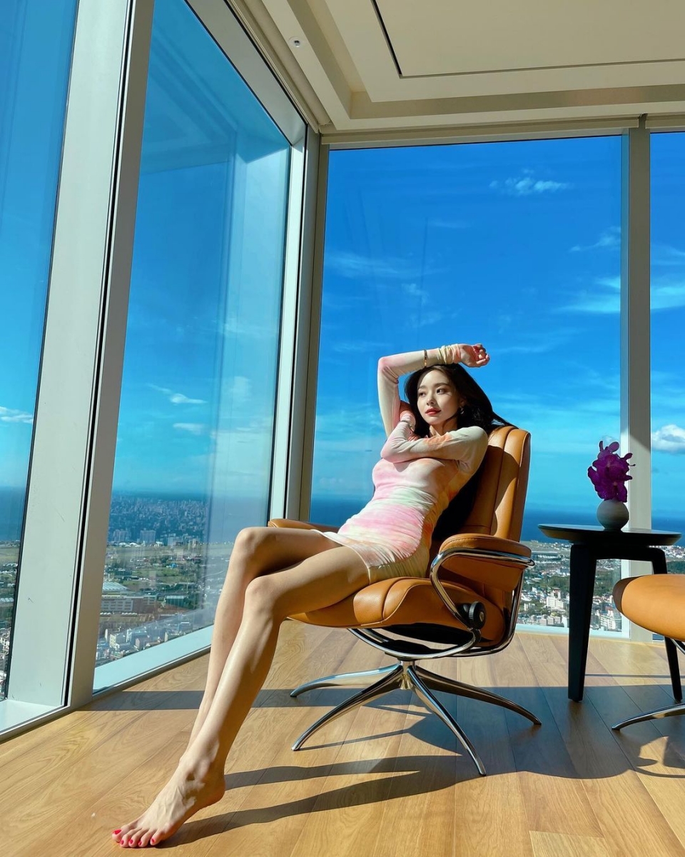 早前,宋智雅所住的豪宅住所成为了所有人梦寐以求的 Dream House。无敌海景房、邻居又是 BTS、少女时代 ,令网不禁叹「她是上辈子拯救了银河系才换来如今富家千金优渥条件吧」?