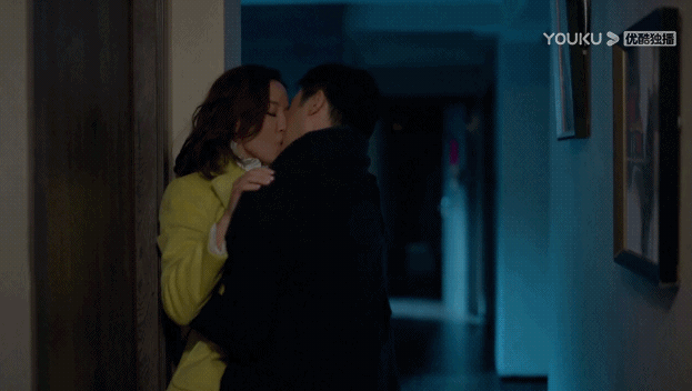 不停地转圈圈，甚至挂在墙上的画都被他们“撞掉”。