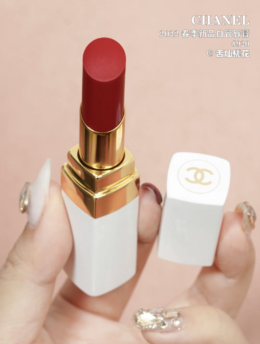薄涂是带有蓝调的淡粉色非常显白，厚涂就是草莓红绝对是韩剧女主同款色号。