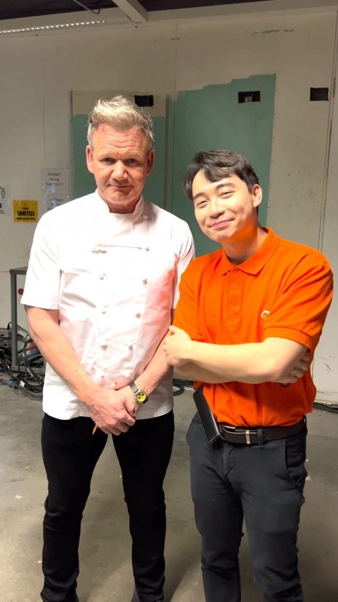 近日Uncle Roger惊喜地Po出他和和“地狱主厨”Gordon Ramsay同框拍摄的影片！