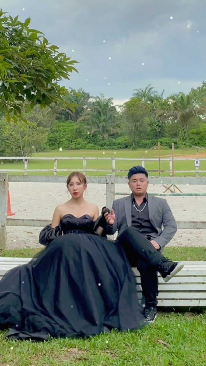 变成超美的黑色婚纱和西装