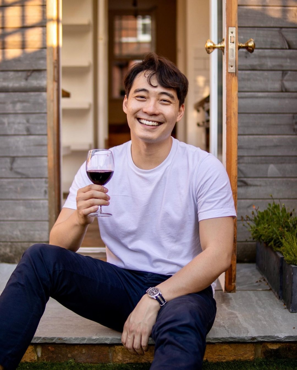 最近，他在社交媒体上分享了2张照片，并在贴文中写道：「How I feel when you listen to」