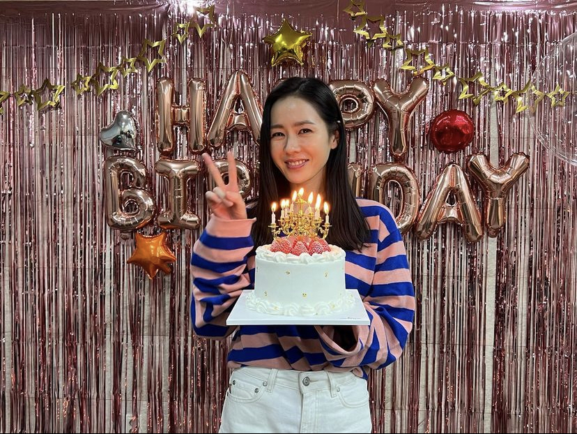 虽然是在剧组中庆祝,但是准备的生日蛋糕和惊喜让孙艺珍很是感动,自己在社交媒体上大晒生日图。并且感谢剧组人员和粉丝朋友给她带来的惊喜,镜头之中的孙艺珍笑得少女感十足,看出她非常满意今年的生日派对~