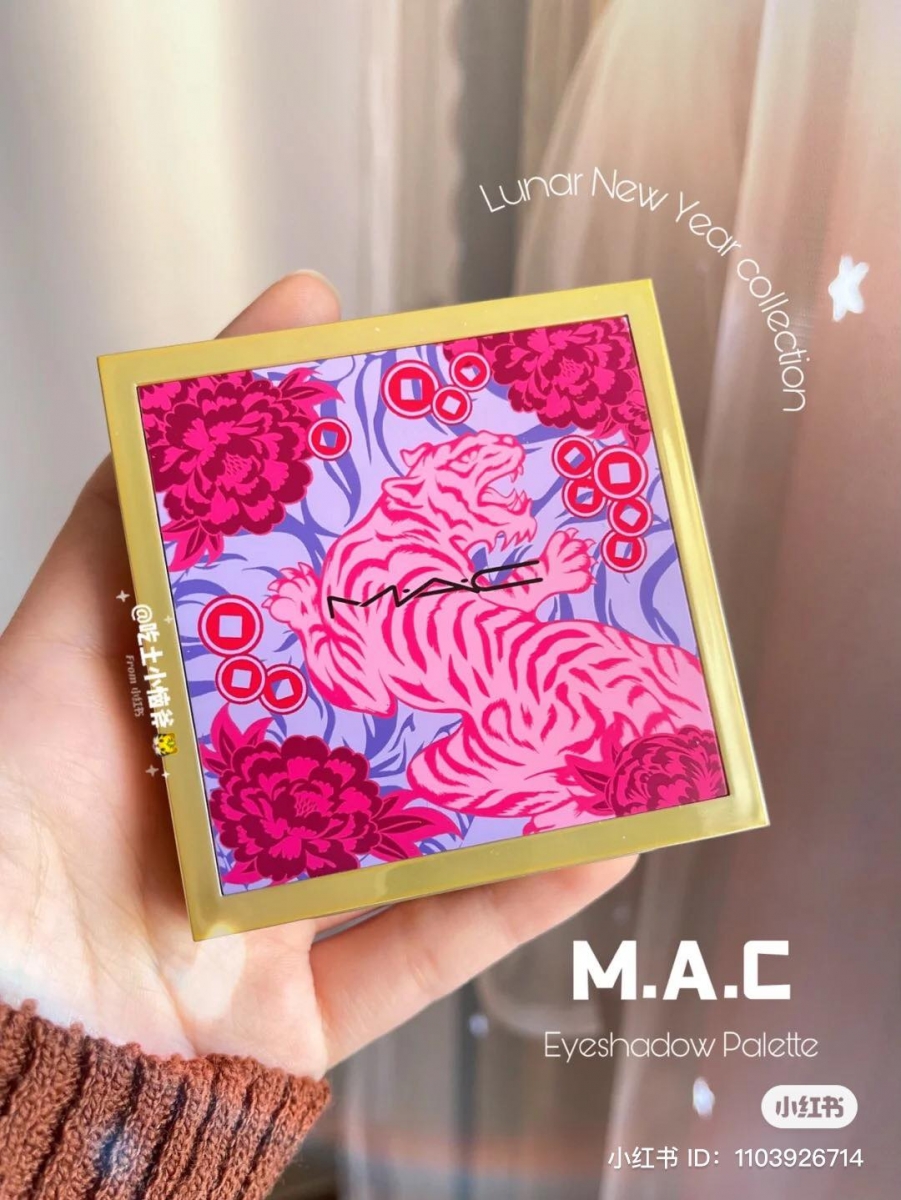 今年的 MAC 披上了大红大紫的色调，金色搭配粉紫色，充斥着满满新年气息同时又不失俏皮感