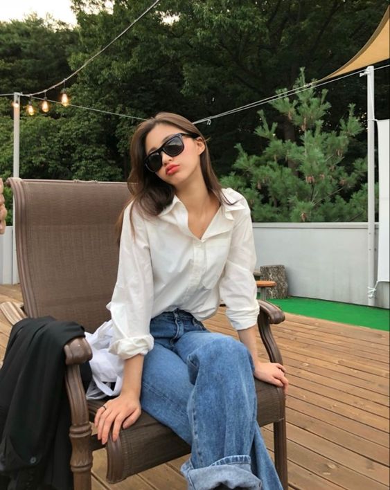 日常饮食中可以多吃鱼类和坚果类食物，因为摄取对健康有益的脂肪酸越少，会越容易引起抑郁。所以多吃鱼和坚果则让你远离抑郁，让你可以保持好心情！另外情绪不好时补点维生素D，可以吃鱼油、鸡蛋、动物肝脏或牛奶，有改善情绪的作用。