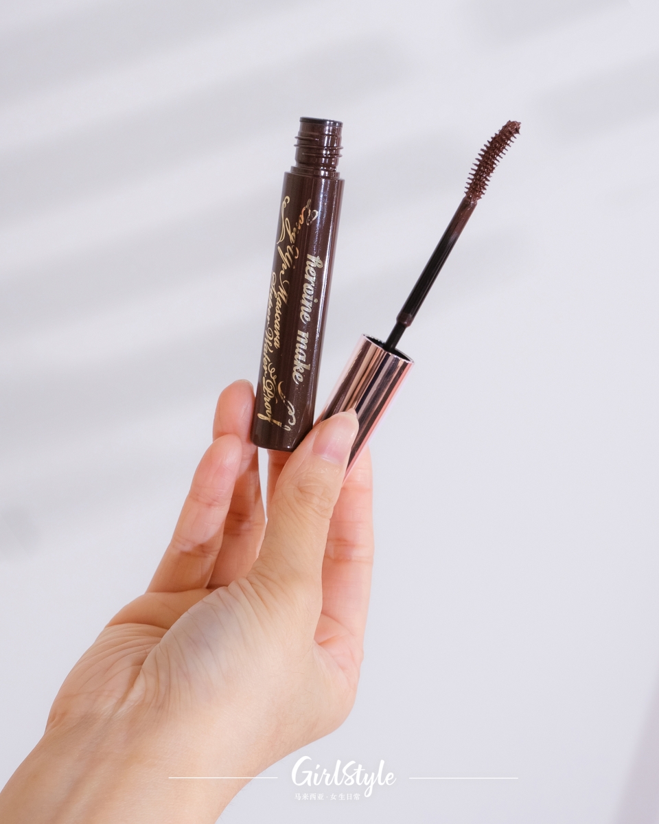 而主打浓密款妆效的KISS ME Heroine MakeVolume UP Mascara Super Waterproof,则配有Well-fitter Curved Brush(全新绒密弧形刷),可以从头到尾完美顾全到长短不一、每一根细小的睫毛。