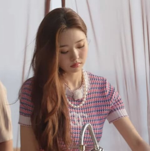 另外就是让很多女生都想拥有同款的Chanel短款上衣，在节目中也是让宋智雅尽显魅力的穿搭之一！有网友分析出该款上衣的Logo标志形状不整，看得出是高仿名牌并不是正品。