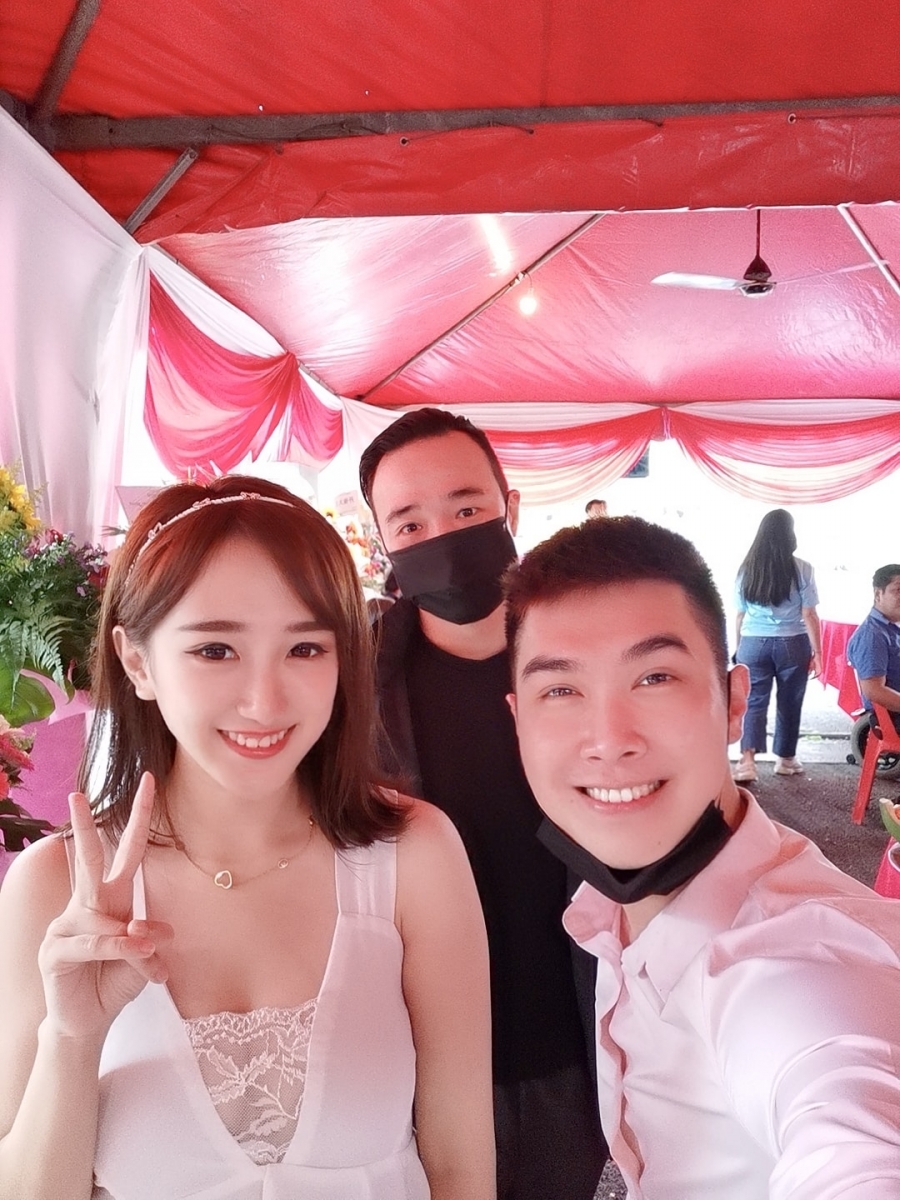 Carrick Tan 扬言和 YBB 认识了6-7年,当时因为拍摄电影而结缘。之后被约到某咖啡馆见面,她却投诉这部电影很 Low Budget,还欺骗她嫌弃她的片酬很少~答应了又做不到。还借机贬低某导演「为所欲为只会借机轻薄那些发明星梦的女孩子」。