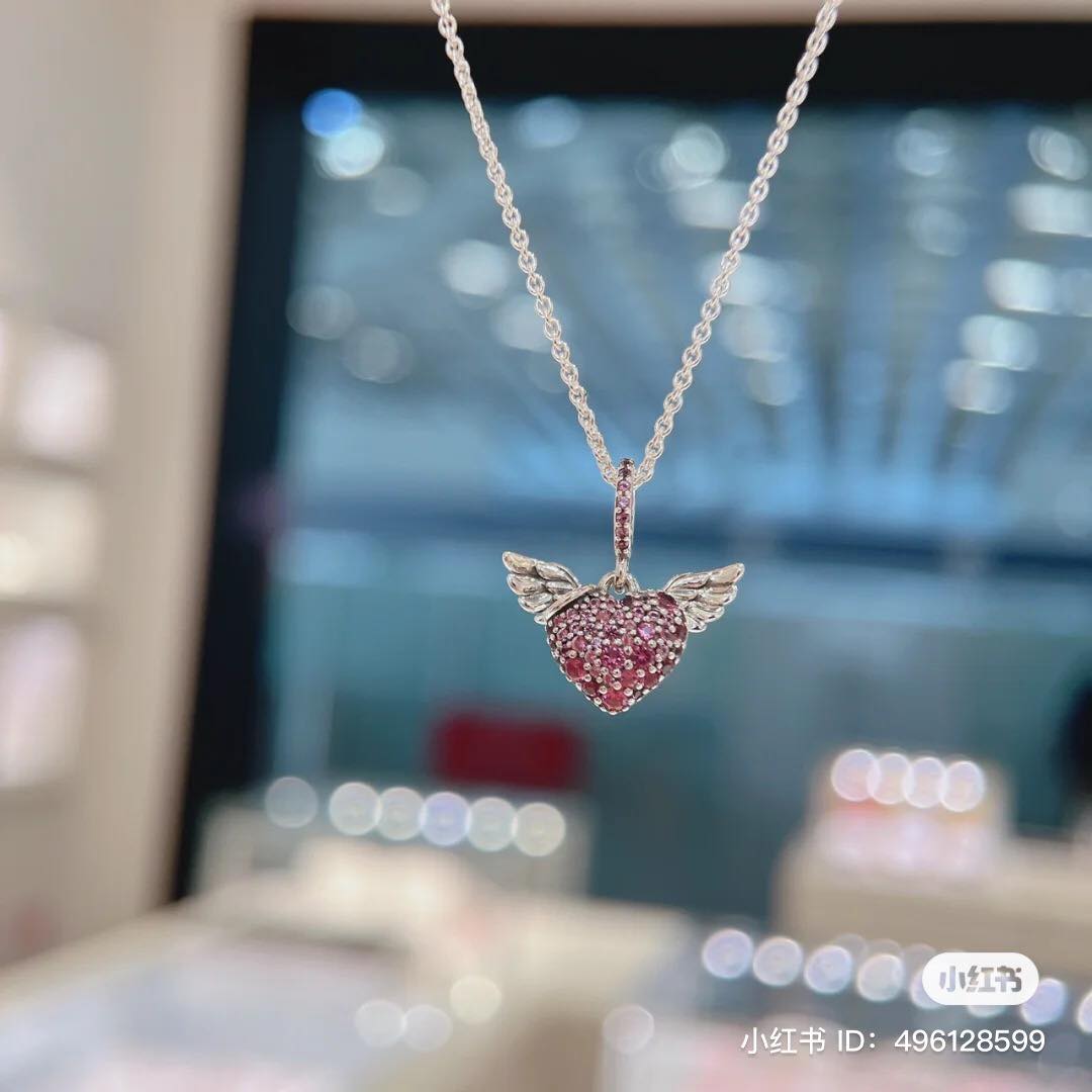 今年的天使之翼吊坠再升级~如满天星光的 925 银项链,爱心上面有着不同大小的紫色鋯石镶嵌,使整颗爱心非常闪耀。