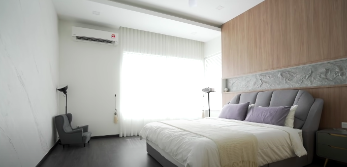 主人房的床和楼下的客房是一样的