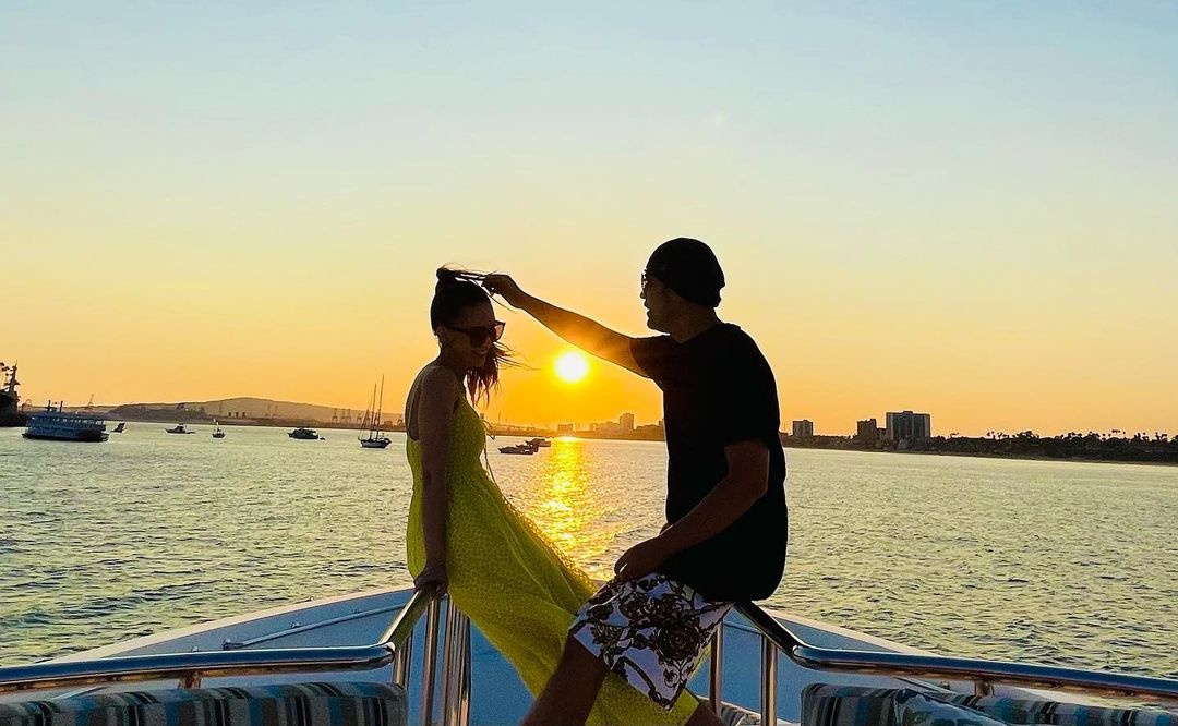 这段神仙爱情瞬间羡煞旁人「超爱大哥大嫂~要一直幸福下去」「这就是爱情最好的模样」「超甜~祝长长久久 幸福美满」。