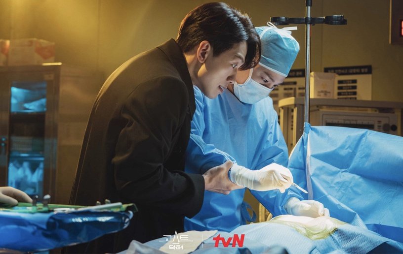 因为一场交通意外事故,车英民被逼附身在高承卓身上,帮自己动手术。结果他们的灵魂与身体能够结合再一起,医术高超的医师附身在连手术刀都不敢拿的实习医师身上,两人渐渐从冤家变成关系超好的朋友。