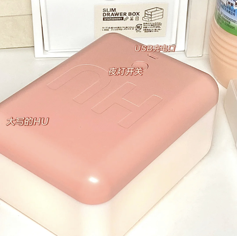 同时可以使用非常方便的USB充电,不用怕开久了就会出现变暗的情况。不但实用又好看绝对是CP值超高的新年礼物!