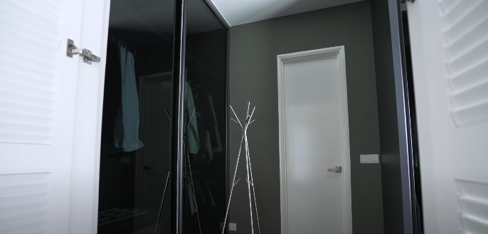 原来一打开门进去是一个步入式的衣帽间