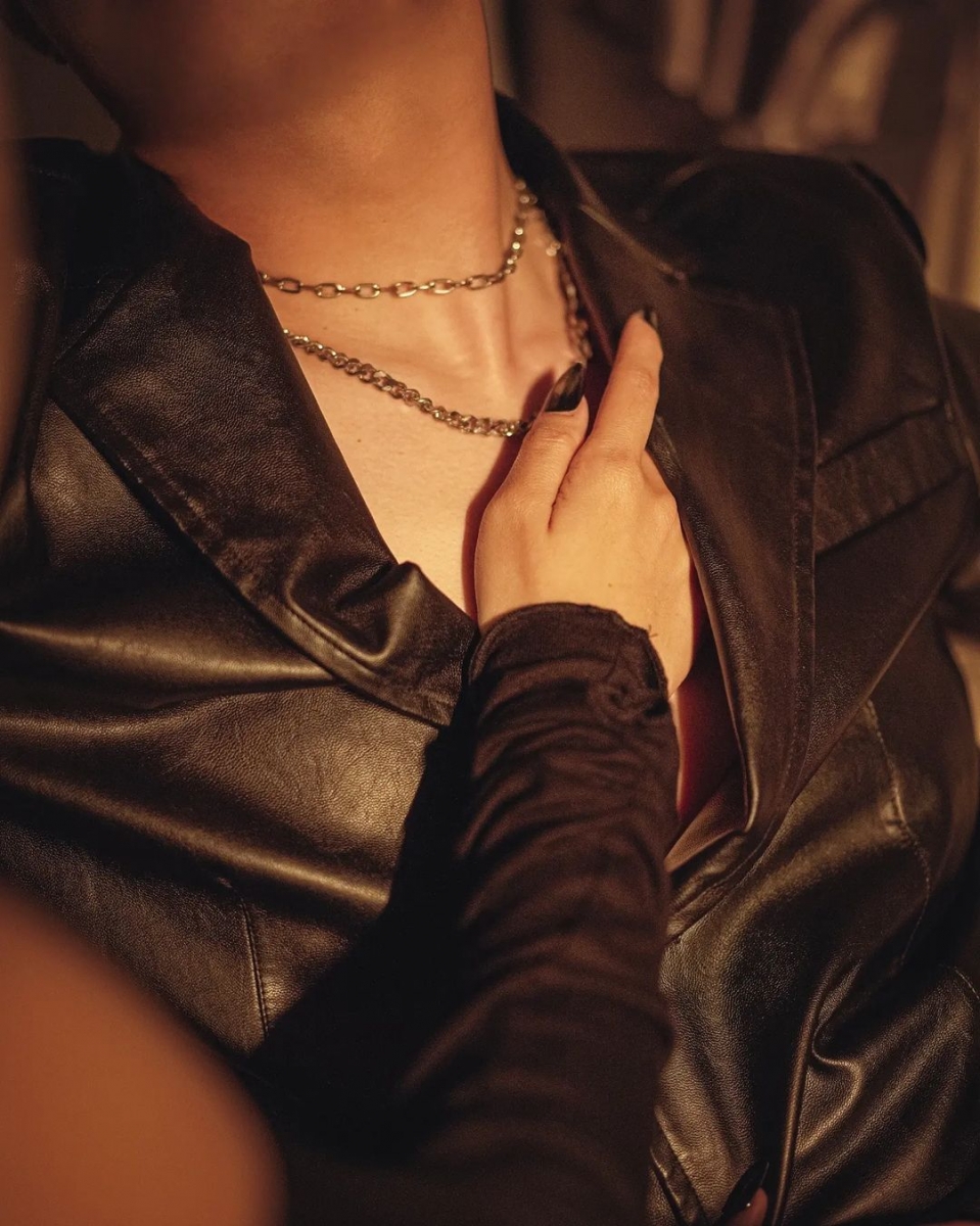 有一张还是碰姐把手伸进去男友winson的衣服里