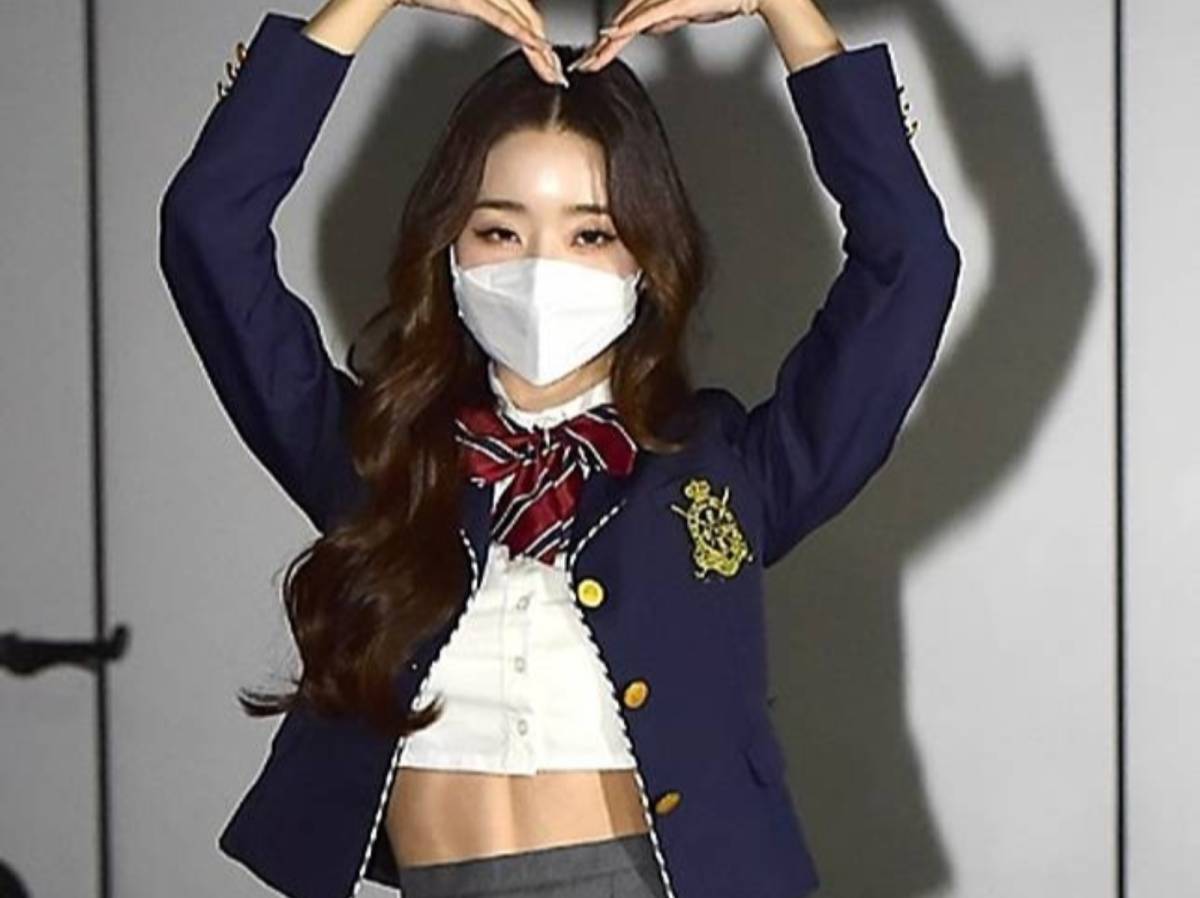 可见宋智雅穿着和一般韩国高中生无异到校服外套,但没想到她将里面的白色衬衫改成短版紧身的款式,露出紧实的腹肌