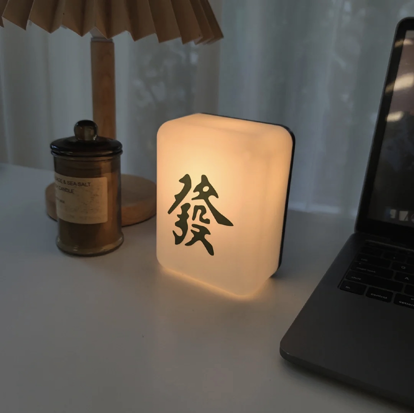 它还有着白灯和暖光灯可以更换调节,可以照亮整个卧室放在桌上真的很有氛围感!