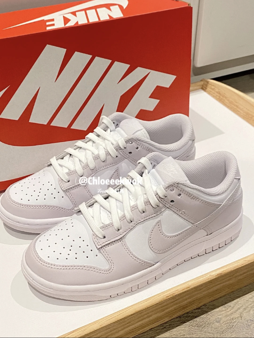 Nike家最热门的Dunk Low款式球鞋,又推出了限定新色号啦!这次是梦幻好看的薰衣草紫色,搭配白色的设计非常时尚好看。走在街上也绝不会那么容易撞款哦!