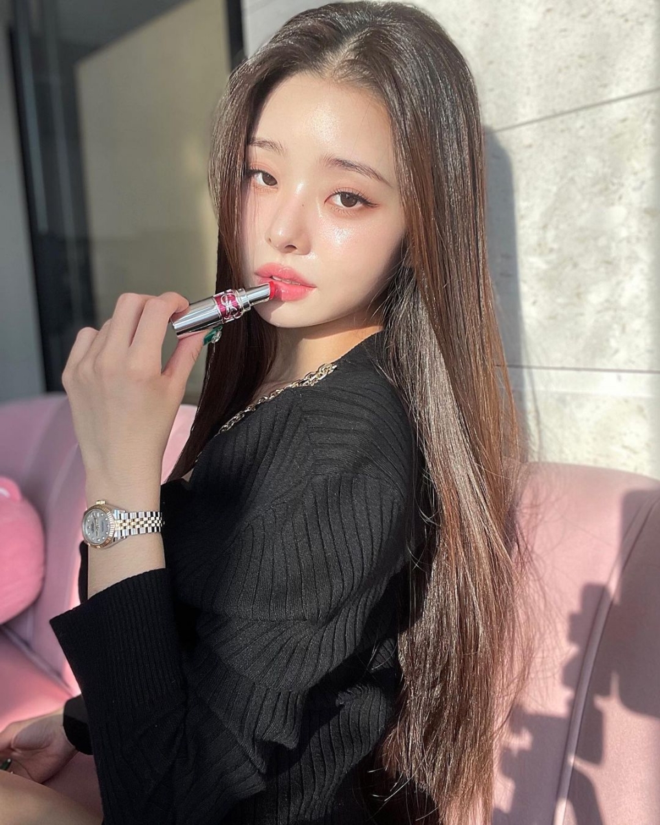 宋智雅不管是颜值、身材都超受女孩的喜爱~她在节目里白富美的形象更是让一众粉丝羡慕不已,瞬间爆火成为南韩娱乐圈最受瞩目的新星之一。