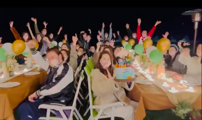 周杰伦还特意把镜头特写留给自己的老婆,虽然只有几秒~但足以感受到夫妻俩的甜蜜感。