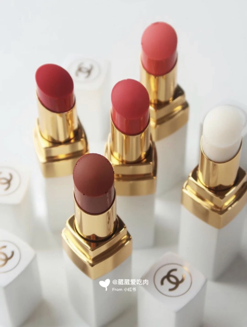 Chanel的2022年春季新款走简约高级的风格，纯白色搭配金色的包装，高级感满满又不会过于夸张。全套彩妆系列颜值在线，就像是富家少女的化妆包里会出现的单品！不得不说这次的口红新色号实在太有少女感啦～