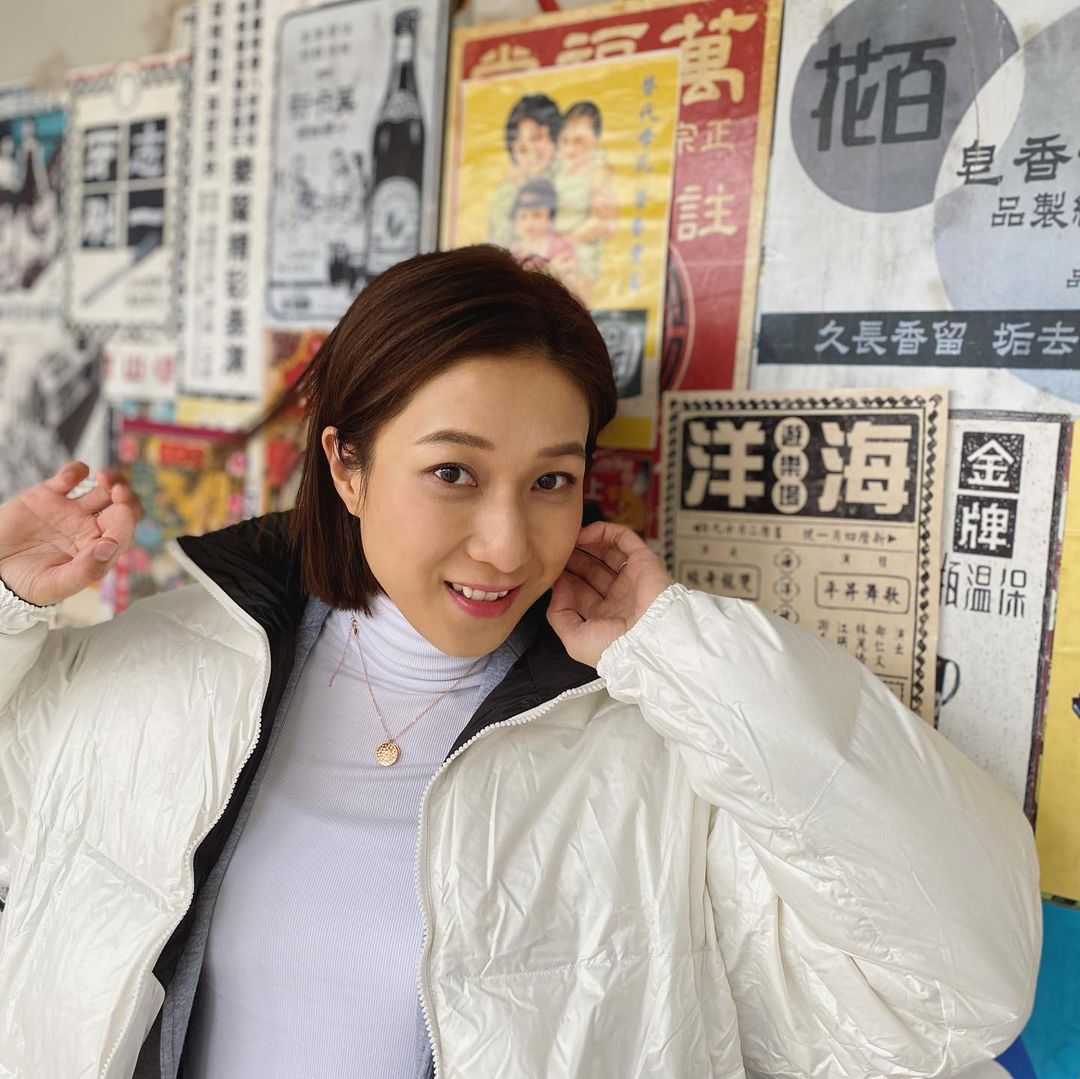 钟嘉欣又表示今次回港主因是处理私人事,收到公司邀请时曾考虑过要否出席,但见到粉丝及观众支持,知道大家想见到她,因此她也想亲身多谢大家。她说︰「继续努力吧,我可能做得不够好,所以得不到奖,所以要继续加油,或几年后、10年后会有机会。」