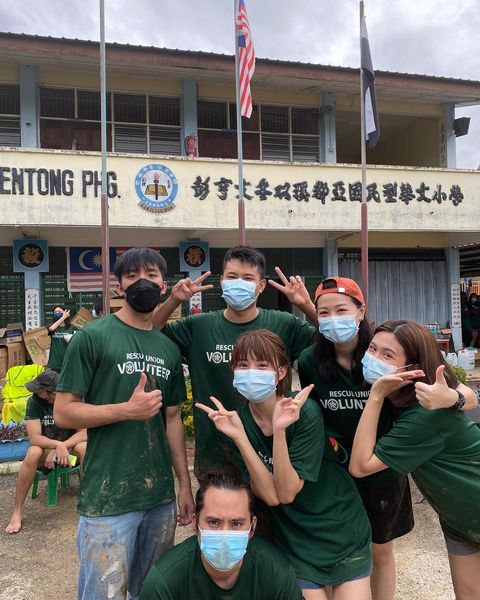 他也决定亲身去到灾区展开清理工作,协助那些有需要的灾民