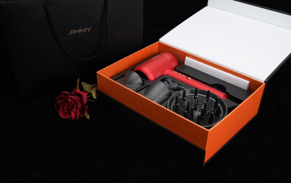 各位男朋友们现在已经足够了解「JIMMY F6」超声波吹风机的魅力所在了吧!趁着情人节到来前,就入手这款颜值与实力并重的吹风机作为礼物送给另一半吧~
