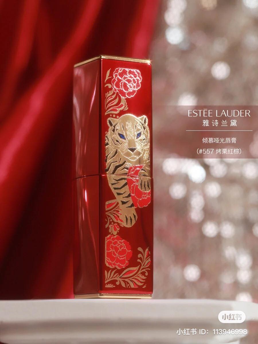 Estée Lauder 今年也将经典小棕瓶换上红彤彤的瓶身，精致的老虎和蔷薇纹设计，超吸晴