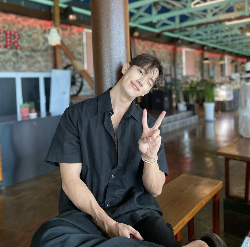 有眼尖的网友立刻发现在节目中与宋智雅牵手成功的男嘉宾金贤中,在宋智雅引起争议后第一时间取关她的Instagram