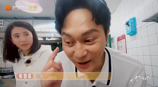 张智霖为了缓解老婆的情绪也开玩笑说「头已经在流血了」~