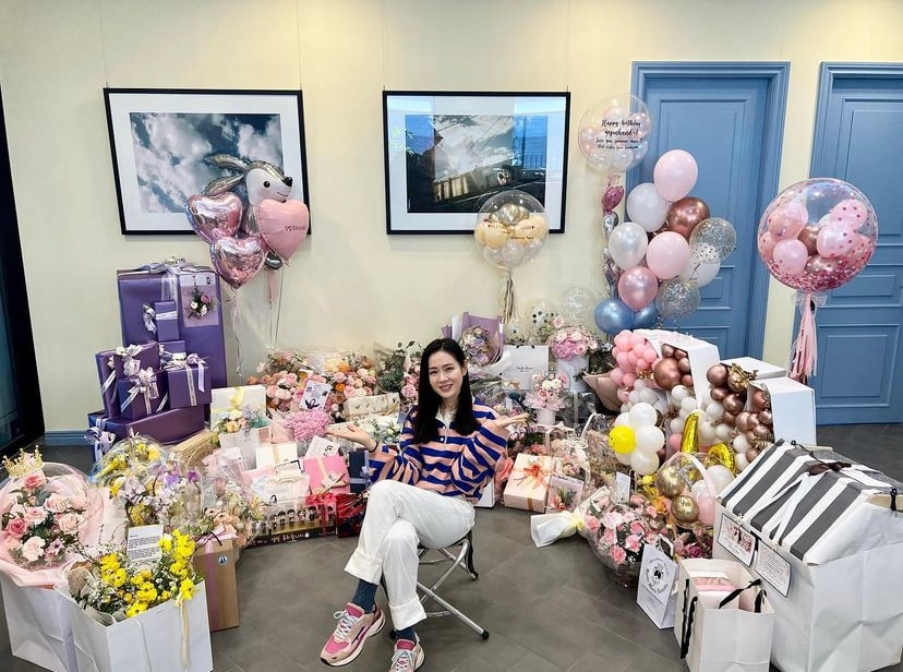 韩国冻龄女神孙艺珍在1月11号迎来40岁生日啦!当天孙艺珍也收到了很多朋友和粉丝准备的蛋糕和花束,女神一整个就被无数个花束围绕起来了~