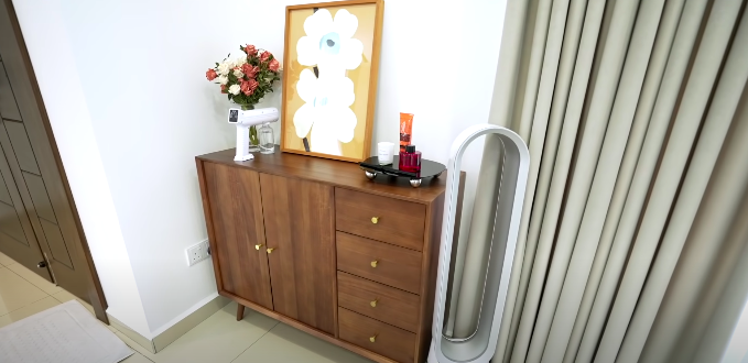 可以发现有一个简约风木质橱柜