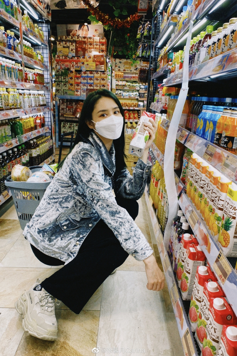 不少网民看到纷纷大呼：「狗粮吃很饱了！」