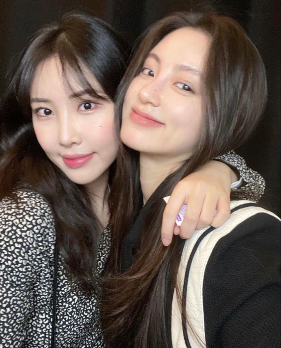 与快乐的朋友在一起会使自己也变得快乐，与经常抱怨的朋友在一起，会使自己的心情也变得很差。而且可以适当的和朋友倾诉自己的烦恼，或许能从朋友身上学会解决的方法和更多有帮助道理。