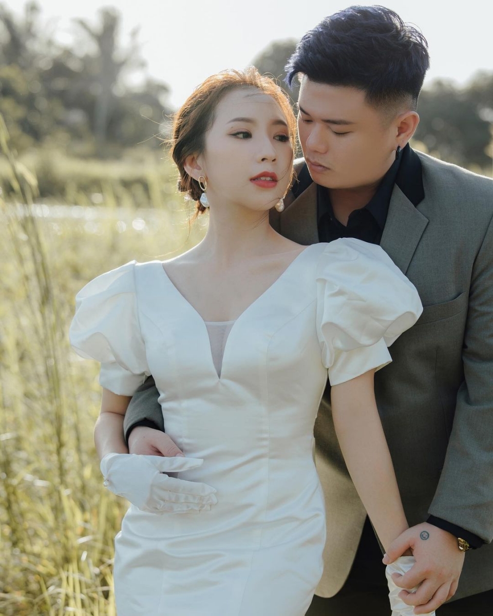 经典的白纱和黑灰色西装,超级好看的~