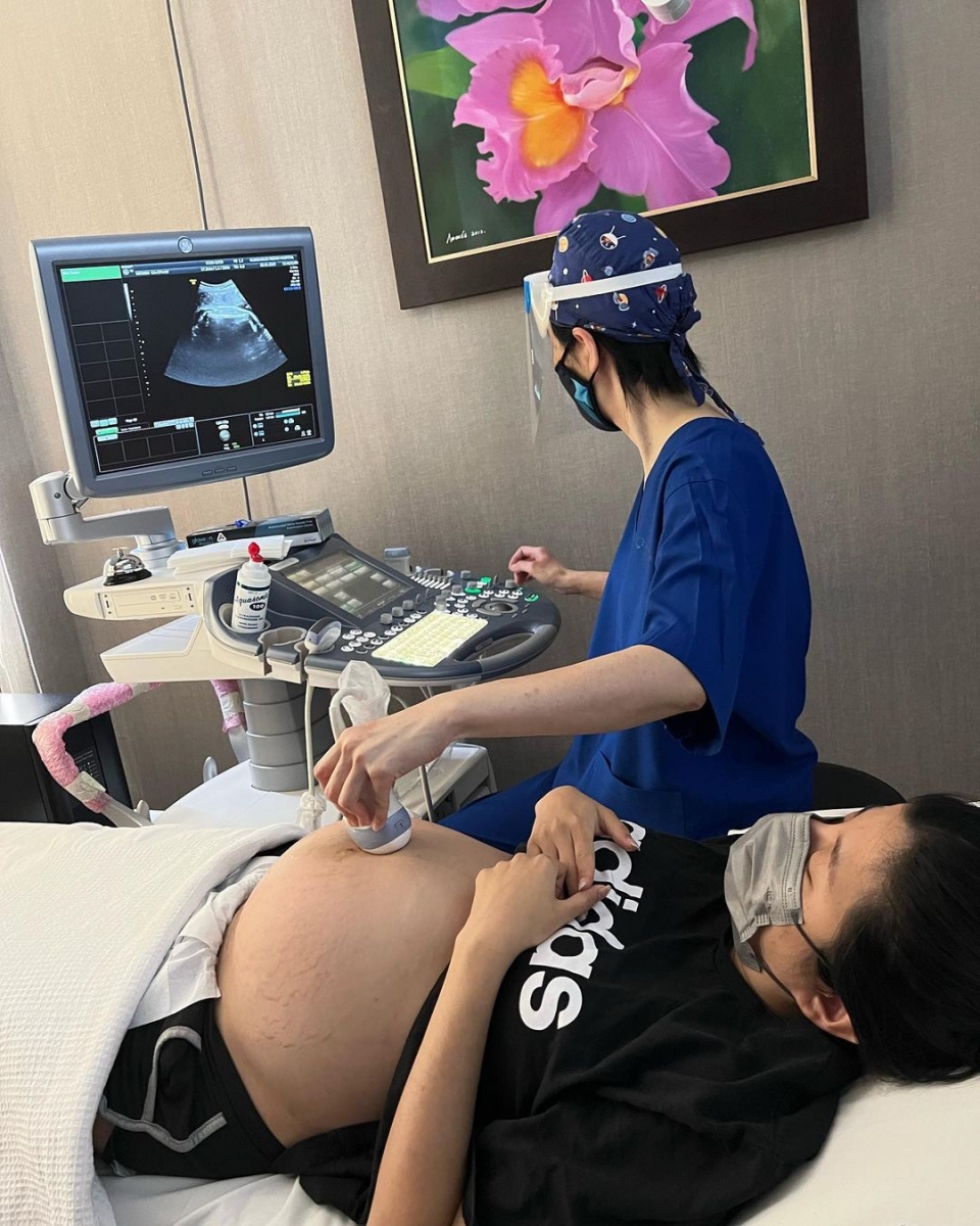 怀孕过程中又不断地呕吐、反复生病坚持不吃药就是为了确保宝宝能能健康出世。怀胎十月，终于迎来卸货之际~夫妻俩为了好好地记录这一刻也拍了一系列的「孕妇」写真照。