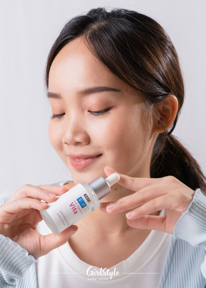 全新升级版HA Supreme Vita亮肌净斑精华液能做到美白提亮,以及保湿补水的双重护肤效果!属于非常水润轻盈的精华质地能深入1.5mm真皮层,内含有强大及高渗透力的有效美白成分,能够更快速有效解决肌肤问题。